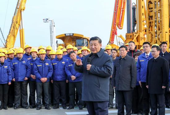 　12月12日至13日，習(xí)近平在江蘇徐州市考察。這是12日下午，習(xí)近平在徐工集團(tuán)重型機(jī)械有限公司親切看望勞動(dòng)模范、技術(shù)能手等職工代表，鼓勵(lì)他們?cè)跒閷?shí)現(xiàn)中國(guó)夢(mèng)的奮斗中爭(zhēng)取人人出彩。新華社記者 謝環(huán)馳 攝